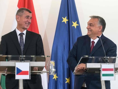 El primer ministro checo, Andrej Babis (izquierda), y su homólogo húngaro, Viktor Orbán, este martes en Praga.