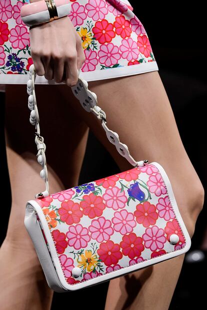 Cartera con cadena y estampado sesentero, de Prada.