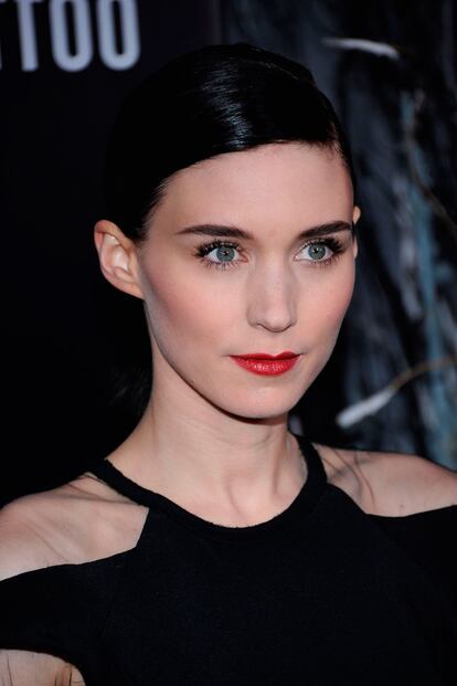 Cabello recogido con un acabado muy tirante, piel de porcelana, pmulos marcados y labios oscuros. Vestida de negro y sin ms accesorio que un maquillaje perfecto: Rooney Mara acaba de establecer el look de este inverno.