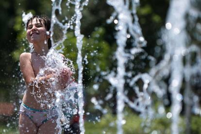 Una niña se divierte mientras se refresca en una fuente en Sofía (Bulgaria).