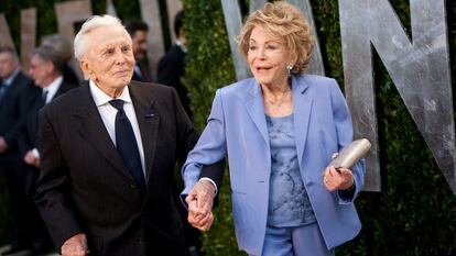 Kirk y Anne Douglas, en la fiesta de Vanity Fair de los Oscar de 2012.