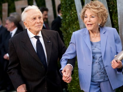 Kirk y Anne Douglas, en la fiesta de Vanity Fair de los Oscar de 2012.