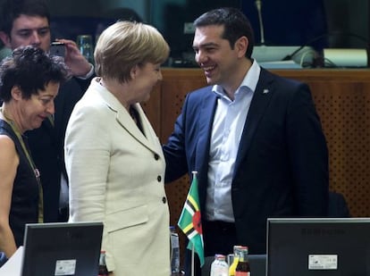 La canciller alemana, Angela Merkel, y el primer ministro griego, Alexis Tsipras, en la cumbre euroamericana, el 10 de junio en Bruselas.
