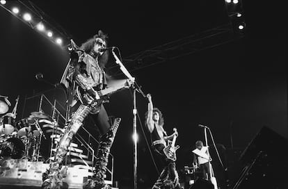 Gene Simmons (primer término), Paul Stanley y Ace Frehley (de espaldas) en un concierto de 1979.  