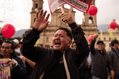 Un hombre grita a la llegada de Gustavo Petro al estrado. 