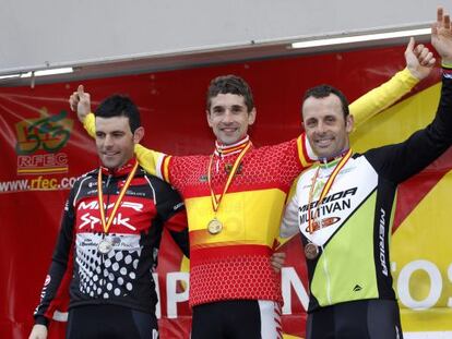 El vasco Aitor Hernández, en el centro del podio tras proclamarse campeón de España de ciclocross.