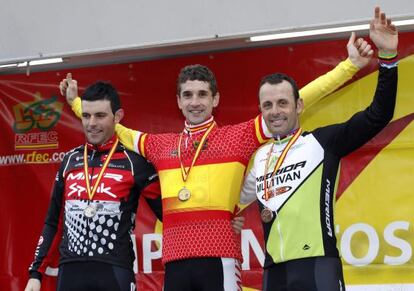 El vasco Aitor Hernández, en el centro del podio tras proclamarse campeón de España de ciclocross.