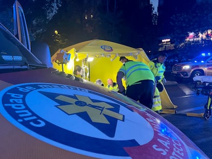 Efectivos del Samur atienden a la víctima del atropello, el pasado viernes en la avenida de la Albufera.