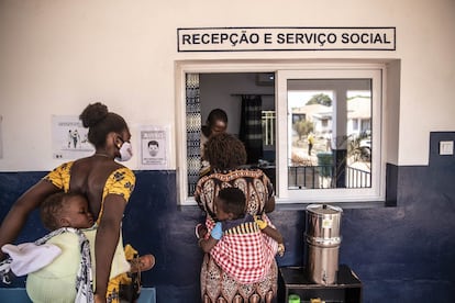 La mayoría de los pacientes padecen parálisis cerebral, después epilépticos y síndrome de Down. En el centro de Aida pasan consulta, se les hace seguimiento, terapia y se les dispensan medicamentos gratuitos. En Guinea Bissau hay un 4,5% de pequeños entre dos y cuatro años con algún tipo de discapacidad, la mayoría “disfunción en el comportamiento” y casi cero con problemas para ver, oír, andar o descoordinación motora. En adultos, el porcentaje baja a 1% de los hombres y 2,7% de las mujeres con “alguna dificultad funcional”, en términos de la Encuesta de Indicadores Múltiples (MICS) publicada en 2020. Muy por debajo de la media global: en el mundo, un 15% de la población vive con alguna discapacidad.