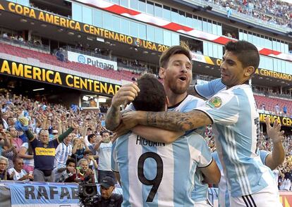Messi, Banega e Higuaín celebran un gol de Argentina contra Venezuela en las eliminatorias.