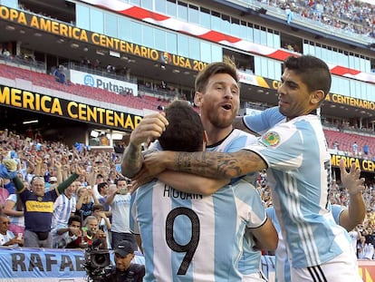 Messi, Banega e Higuaín celebran un gol de Argentina contra Venezuela en las eliminatorias.