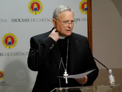 El obispo de la Diócesis de Cartagena, José Manuel Lorca Planes, durante un rueda de prensa en marzo de 2020.