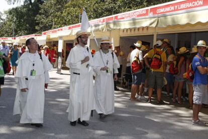 Peregrinos de la JMJ pasean y visitan los puestos instalados en la Feria de las Vocaciones, en el parque del Retiro.