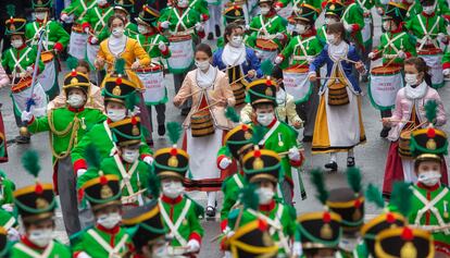 Desfile infantil de la Tamborrada en el día grande de San Sebastián.