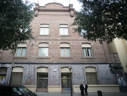 Façana de l'edifici que va adquirir l'Ajuntament de Barcelona.