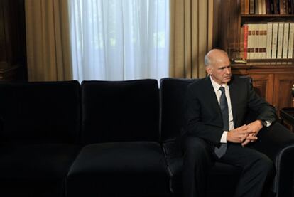 El primer ministro de Grecia, Yorgos Papandreu, durante su reunión con el presidente, Karolos Papulias.