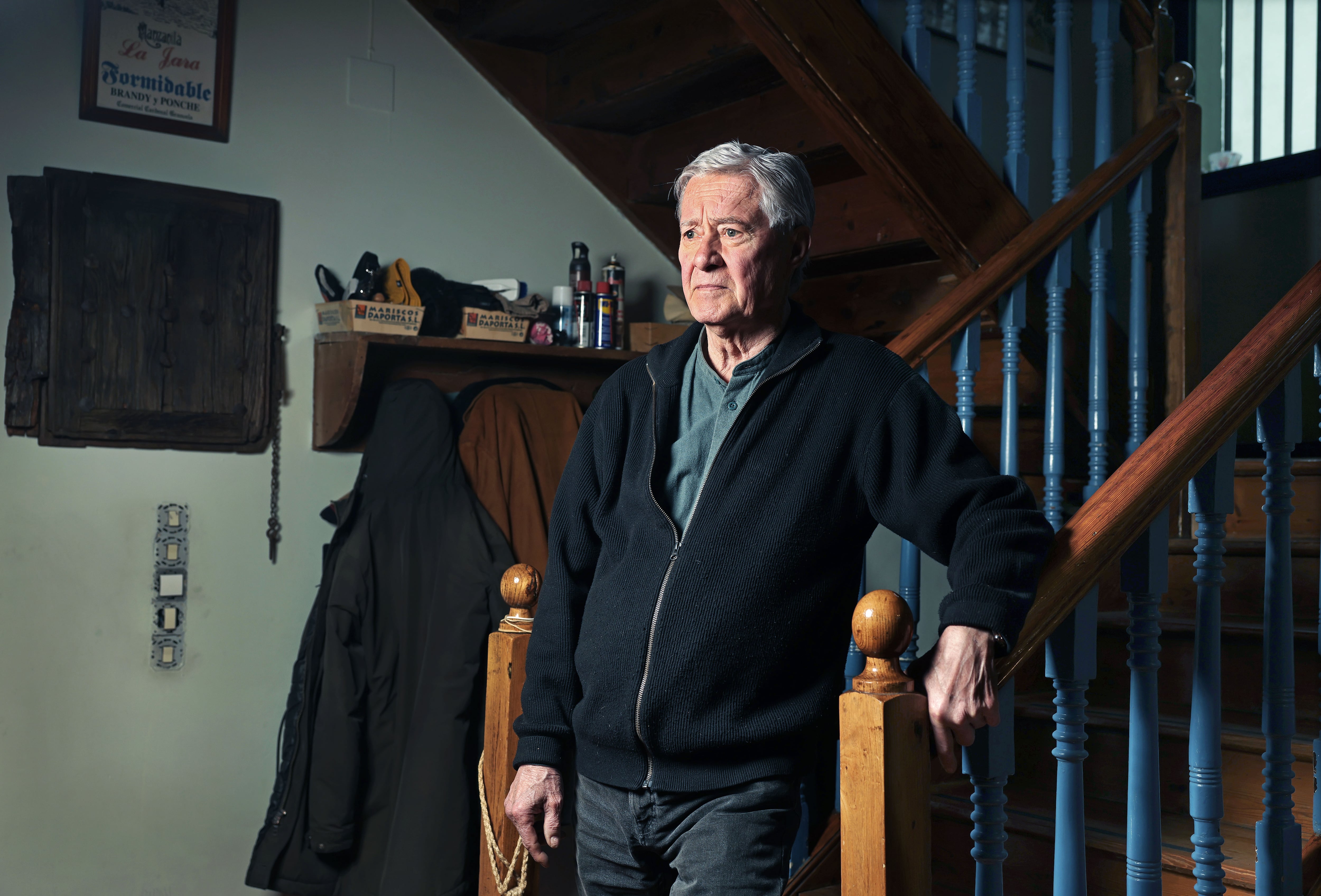 Jorge Verstrynge, expolítico y politólogo, posa en su casa de Madrid el 12 de diciembre de 2025.