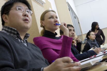 Alumnos de español en un aula de la Escuela Oficial de Idiomas Jesús Maestro.