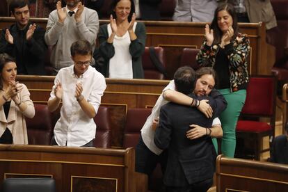 Pablo Iglesias abraza a Alberto Garzón en el Congreso de los Diputados. 