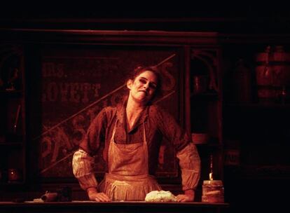 Mario Gas vuelve a la historia de Sweeney Todd, que ya dirigió con Constantino Romero y Vicky Peña. El musical de Sondheim, se podrá ver en el Teatro Español dentro de la programación del Festival de Otoño, recoge una historia popular. Un barbero diabólico, condenado por sus crímenes, que ha protagonizado diversos relatos británicos desde mediados del siglo XIX. Visto a través de la irónica pluma de Sondheim se convierte en una historia de amor y venganza en la que también se podrán disfrutar de unos deliciosos pastelillos. Protagonizan Joan Crossas, como Sweeney, y Peña, que repite como panadera diez años después.