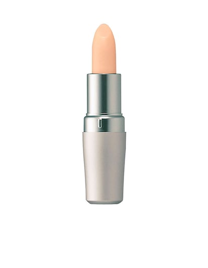 Este cacao de Shiseido proporciona hidratación y un brillo natural a nuestros labios. Además, es una base perfecta para maquillar los labios encima. Cuenta con SPF 10. (19 euros).