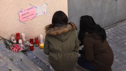 Flores en recuerdo de Denisa, asesinada el pasado domingo en Alcorcón. 