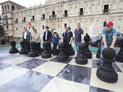 Los cuatro jugadores en el tablero gigante (100 metros cuadrados) de la Plaza San Marcos: Jaime Santos (3º por la izqda.), Nihal Sarin (4º), Maghsoodloo (5ª) e Ivanchuk (1º de la derecha).