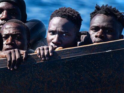 Un grupo de migrantes africanos en un bote en el mar Mediterráneo en febrero de 2021.