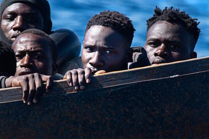 Un grupo de migrantes africanos en un bote en el mar Mediterráneo en febrero de 2021.