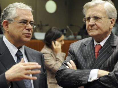 Papademos (izquierda), junto al exjefe del BCE, Jean Claude Trichet, en una foto de 2009.