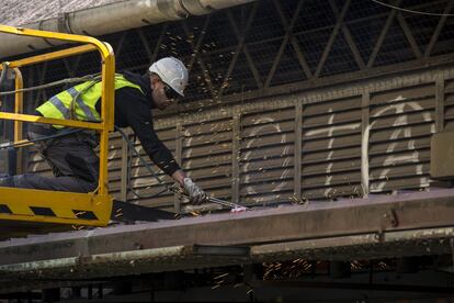 L’objectiu de l’enderrocament és que l’espai quedi net i tancat fins que comencin les obres de construcció del mercat definitiu.