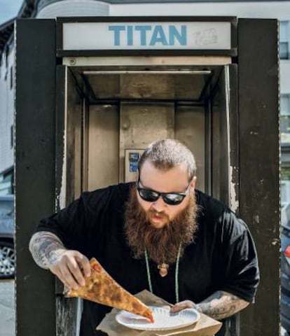 Action Bronson, demostrando ser un titán de las calorías.