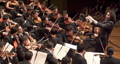 El director de orquesta Gustavo Dudamel en plena interpretaci&oacute;n.