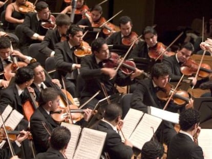 El director de orquesta Gustavo Dudamel en plena interpretaci&oacute;n.