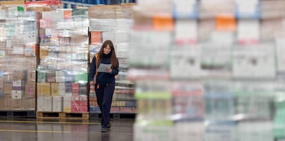 Trabajadora en un bloque logístico de Mercadona.