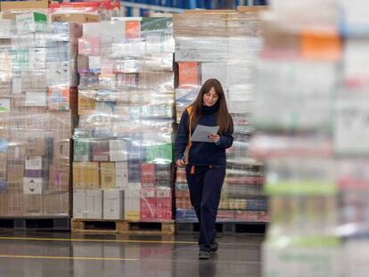 Trabajadora en un bloque logístico de Mercadona.