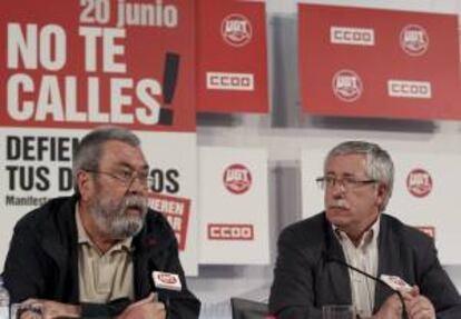 Los secretarios generales de UGT, Cándido Méndez (izda), y CCOO, Ignacio Fernández Toxo. EFE/Archivo