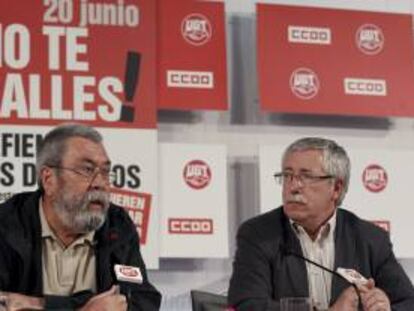 Los secretarios generales de UGT, Cándido Méndez (izda), y CCOO, Ignacio Fernández Toxo. EFE/Archivo