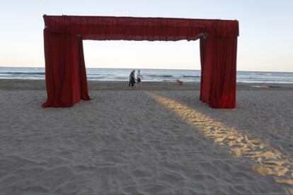 Un escenario, en la playa de Benicàssim, antes de la llegada del público y del inicio del festival.