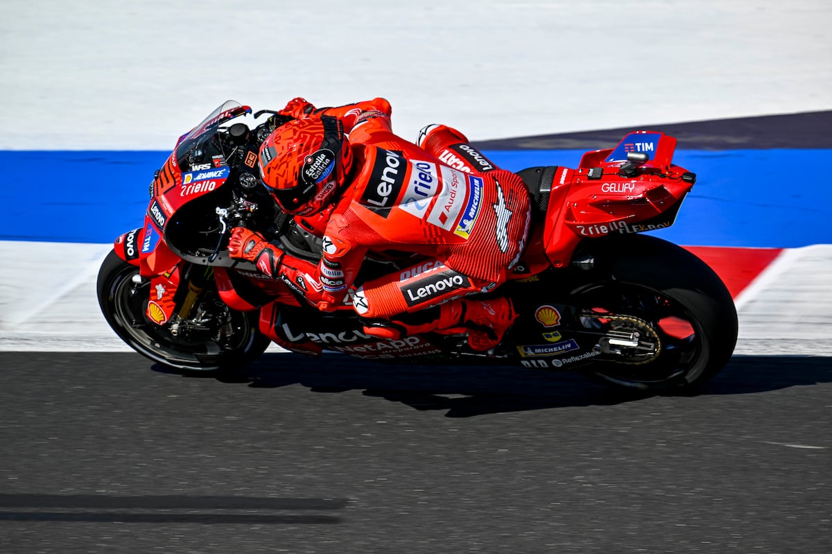 Marc Márquez se va al suelo cuando lideraba la carrera al sprint de MotoGP por delante de Bezzechi