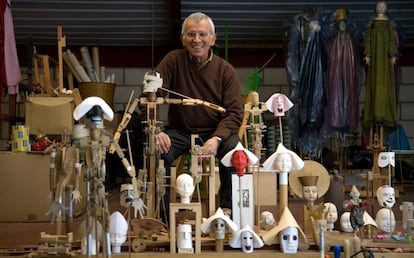 Francisco Peralta, maestro constructor de muñecos y títeres, fotografiado en su taller de Segovia.