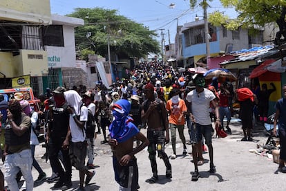 Decenas de haitianos seguían a miembros de bandas en una marcha organizada por el expolicía Jimmy 'Barbecue' Cherizier, líder de la alianza de grupos armados que controla el 80% de Puerto Príncipe, en el barrio de Delmas, el 10 de mayo. "Si estás desplazado o tu familia no tiene un lugar donde dormir, es posible que tengas que unirte a grupos armados solo para cubrir tus necesidades", explica Jules Roberto, asesor alimentario de Save the Children Haití. 