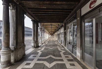 El 17 de marzo, día en que se tomó esta fotografía, los soportales de la plaza de San Marcos de Venecia estaban completamente vacíos. Salvo las farmacias, todos los comercios estaban cerrados. En medio del silencio, se escuchan los sonidos propios de la ciudad y las voces de los venecianos, que piden aprovechar este paréntesis para plantear una pregunta: ¿cómo debería ser el futuro de la ciudad?