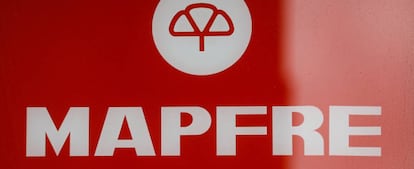 Logotipo de Mapfre, en una oficina de la aseguradora, en Madrid.