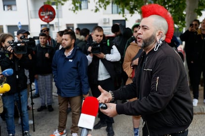 Barek, uno de los organizadores de una supuesta orgía en el marco del Festival Viña Rock en Villarrobledo (Albacete), explica a la prensa el 2 de mayo de 2024 el programa que incluye un taller de iniciación a primeros contactos en una orgía.