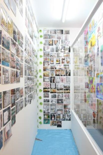 El 'collage' de fotos que cubre 'Hut 1, Paintings 4', instalación de Mike Swaney.