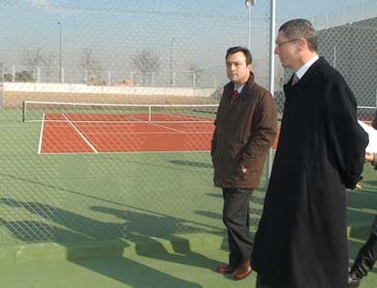 El alcalde, Alberto Ruiz-Gallardón, y su mano derecha, el vicealcalde Manuel Cobo, durante su visita al polideportivo de Gallur antes de que presentase el estado "desolador" que ahora denuncia la oposición.