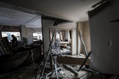 Un hombre observa los desperfectos en el interior de su casa.