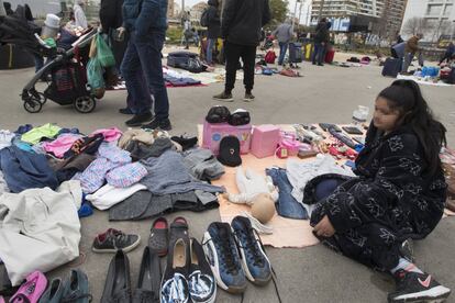 Ambient al mercat ambulant instal·lat a la plaça de les Glòries de Barcelona, actualment en obres. En algunes parades s'hi agrupen diverses generacions d'una mateixa família, fins i tot menors d'edat.