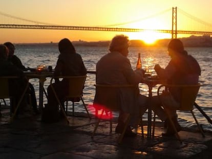 Vistas al puente 25 de Abril desde la terraza del restaurante Ponto Final, en Cacilhas, en la orilla opuesta a Lisboa.